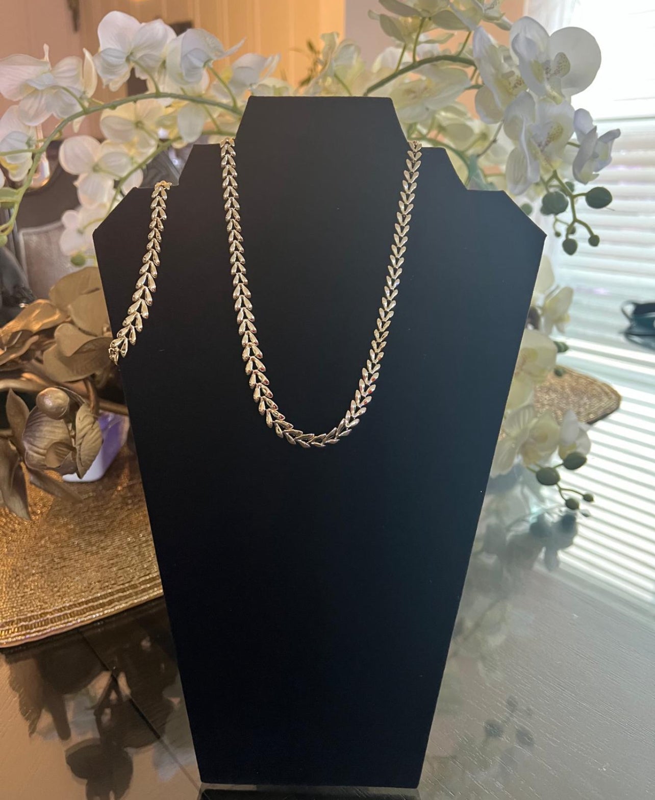 ELEGANT NECKLACE